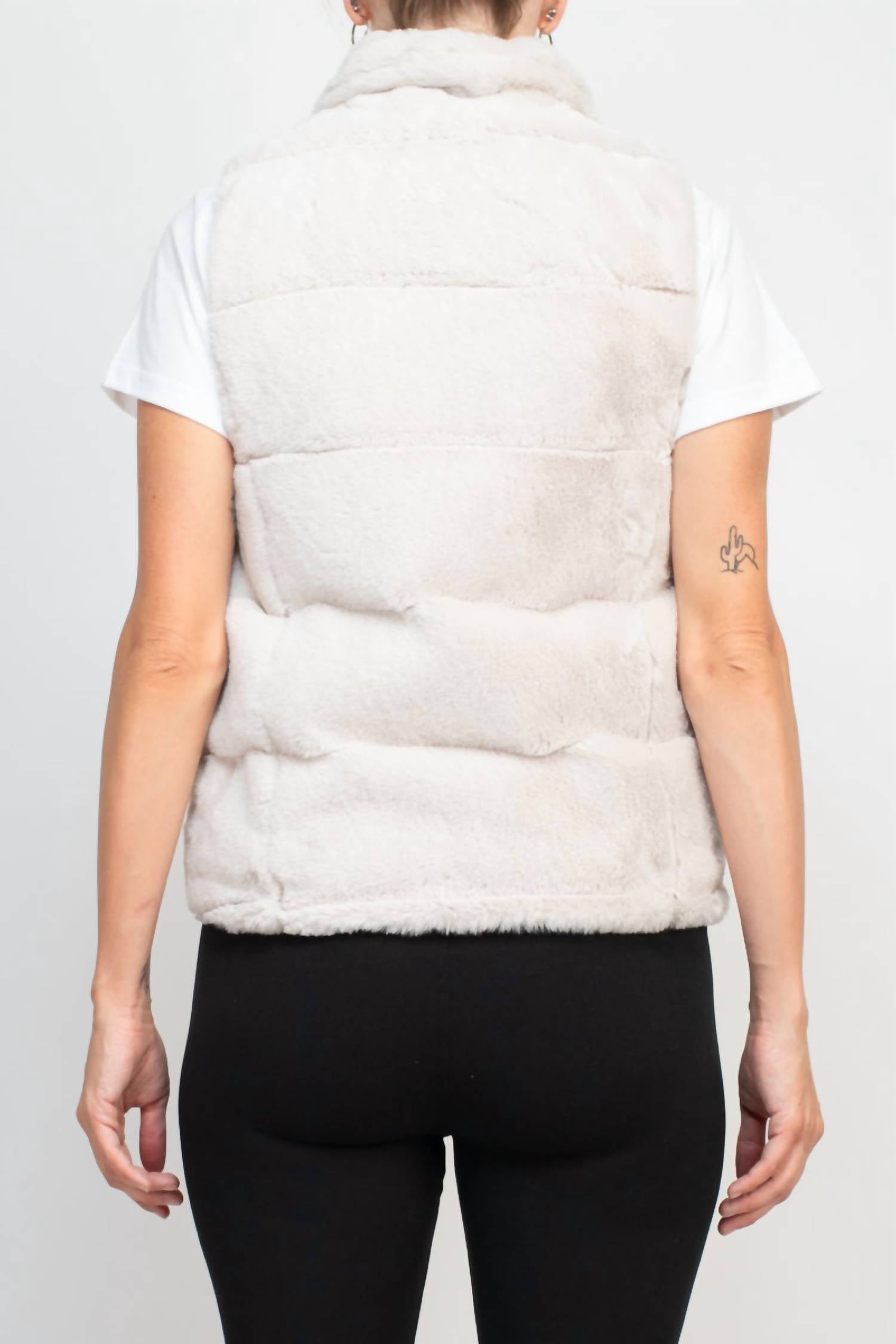 Carmen Marc Valvo - Valvo High Neck Sleeveless Faux Fur Quilted Puffer Vest Jacket