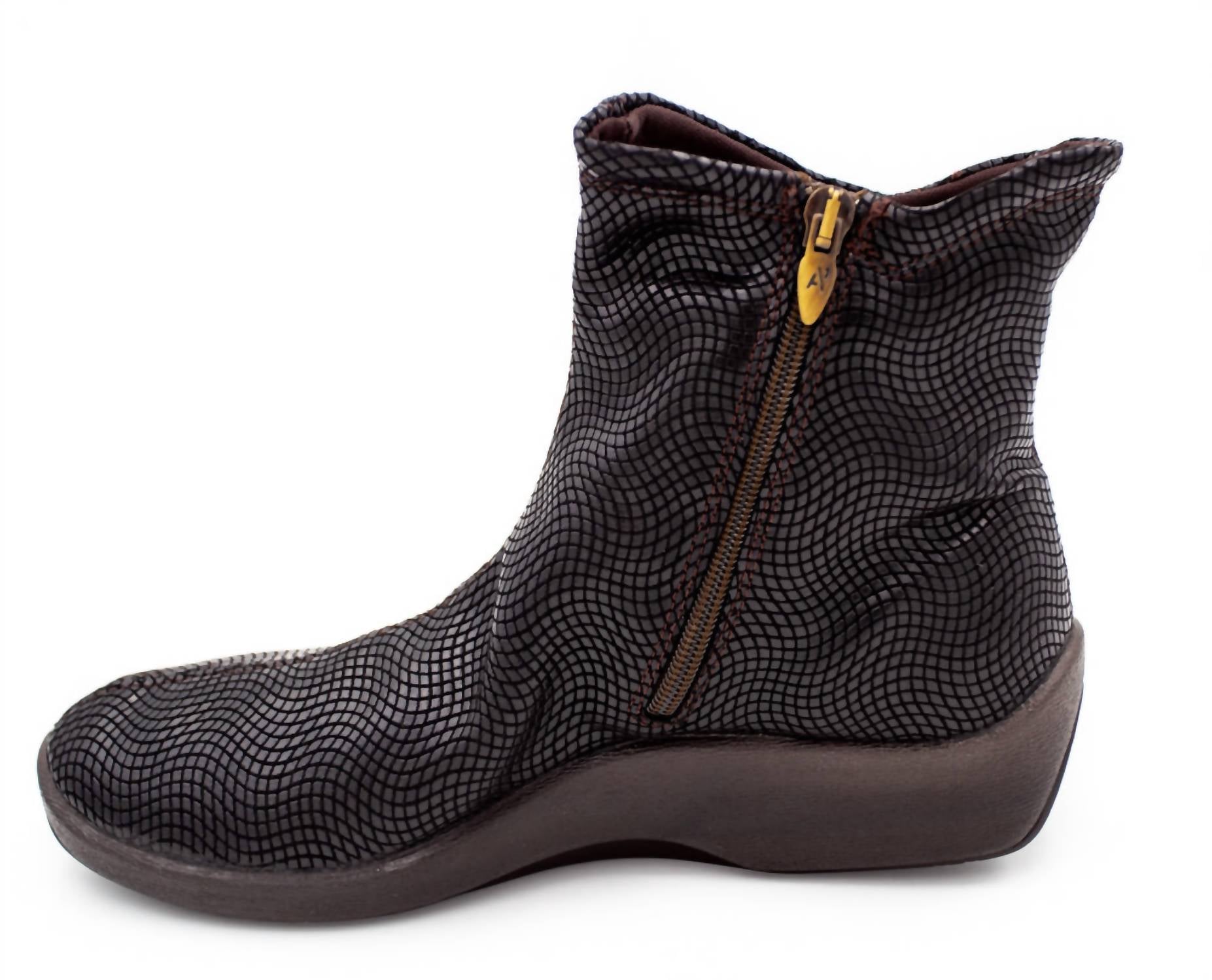 ARCOPEDICO Women's L19 Boot in brown creative - women's shoe - detail view