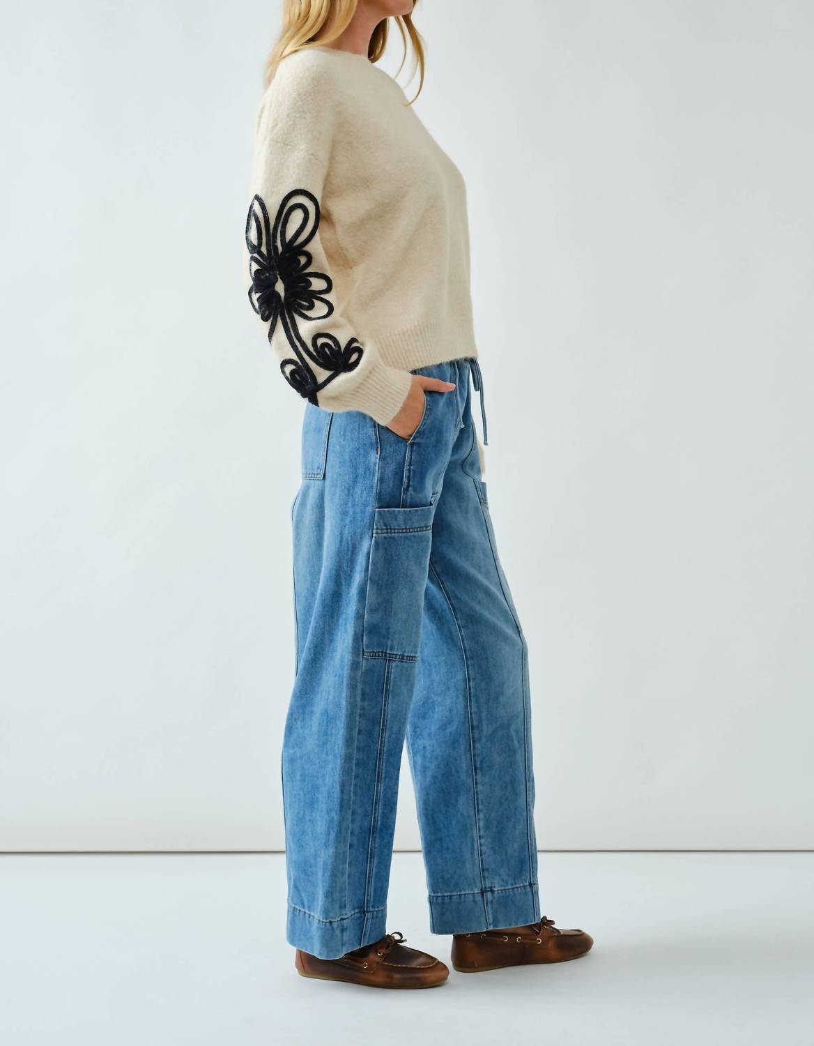 Aaron & Amber - EMBROIDERED DETAIL PULLOVER SWEATER TOP