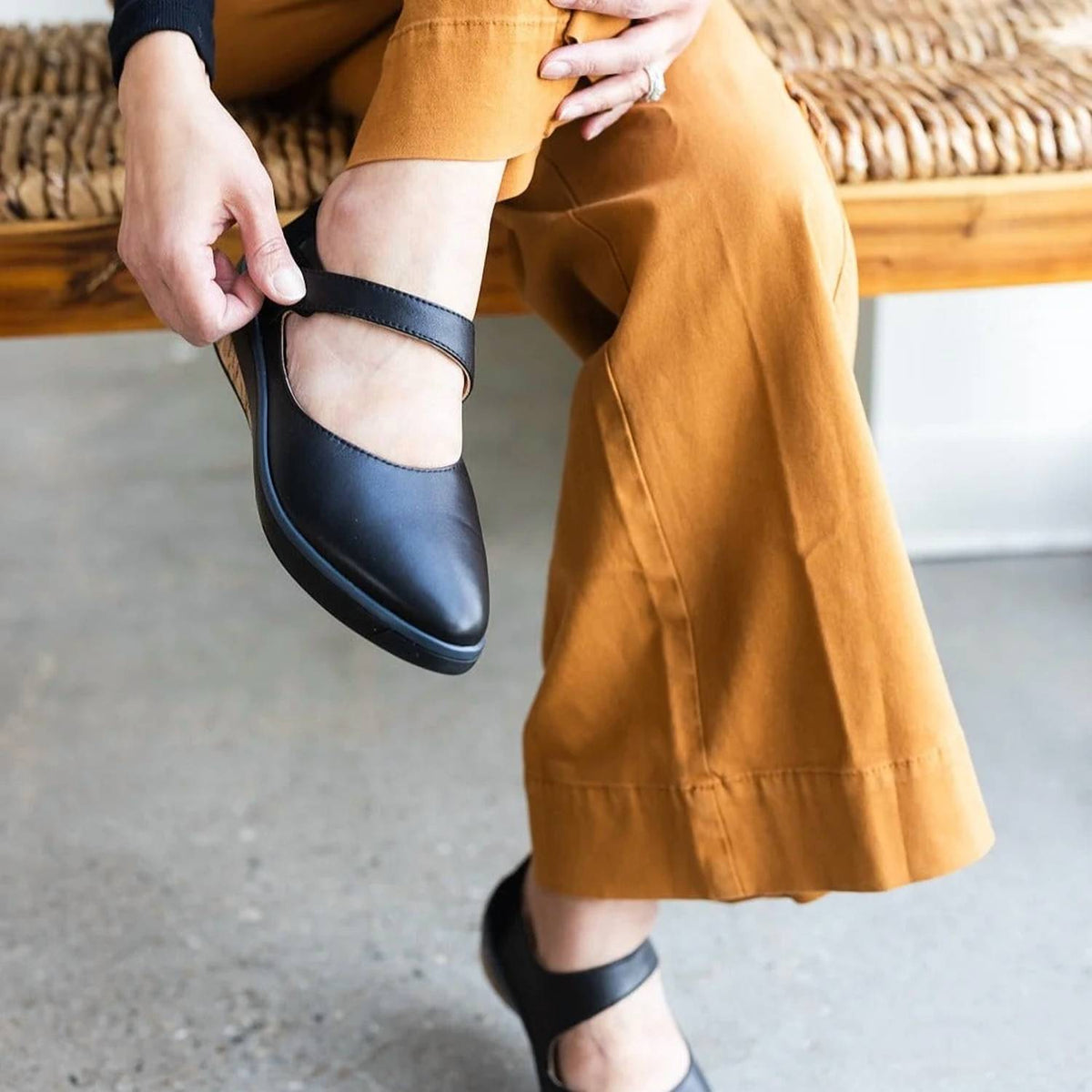 Soleni Shoes - Women's Marie Flat Shoes