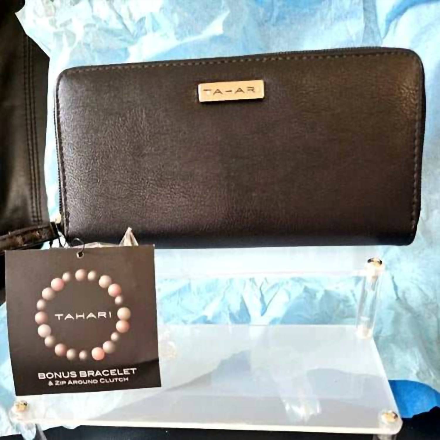 Tahari - Women's Zip Around Clutch And Bracelet Gift Set