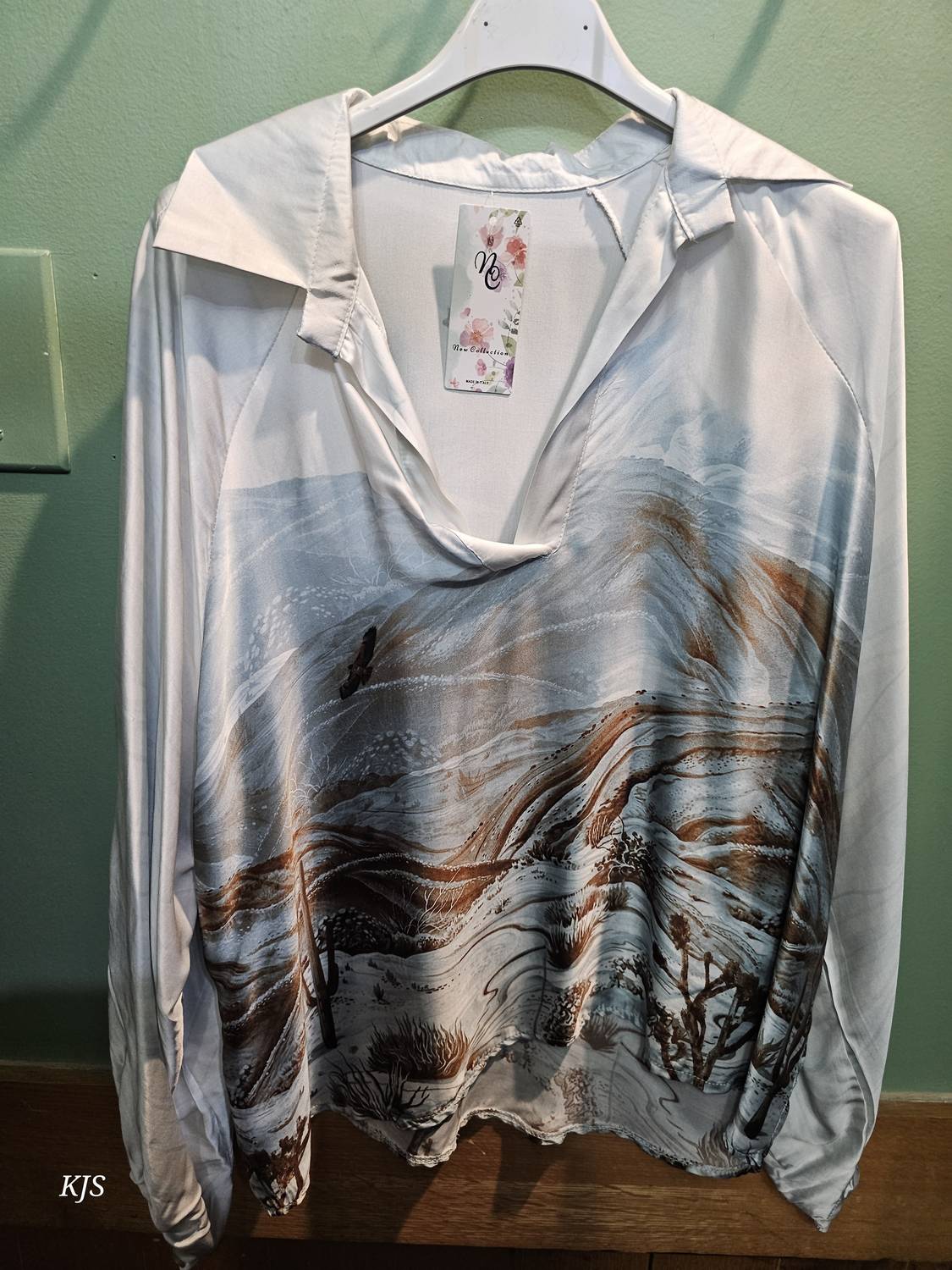 Made In Italy - Women's Silk Collared V-neck Long Sleeve Top With Print
