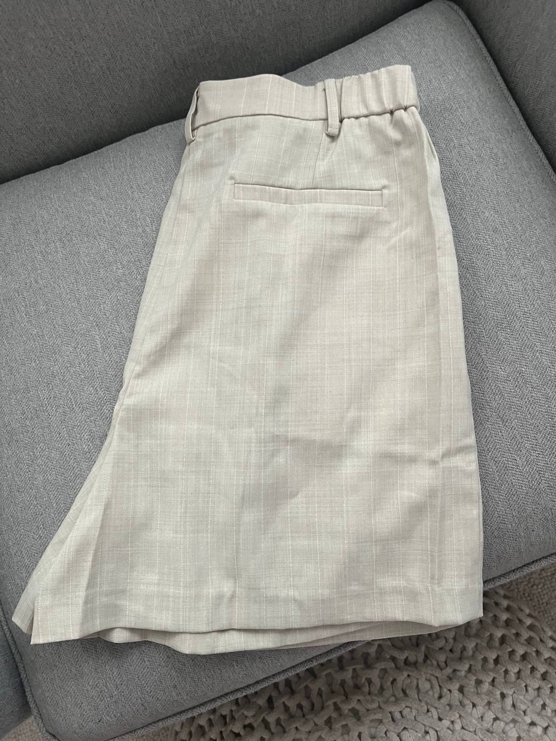 SKIES ARE BLUE Women's Two Tone Shorts in beige - women's shorts - detail view