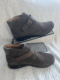 Clarks - Women's Appley Mid Boots