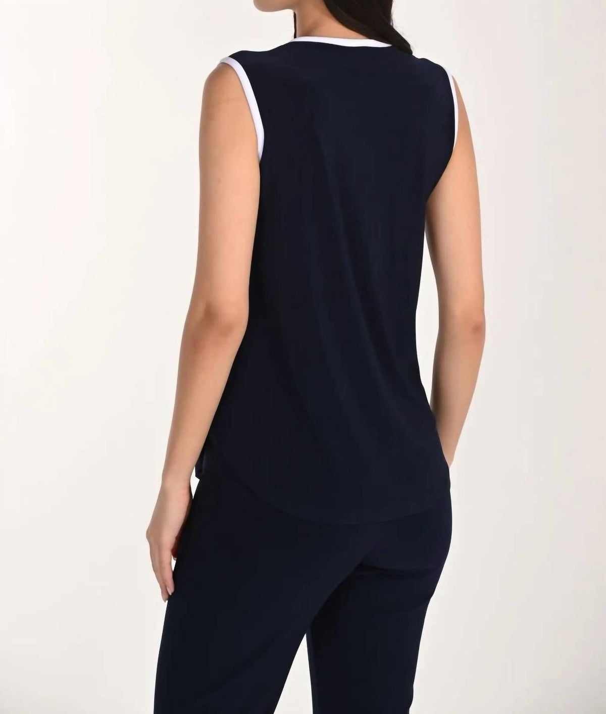 Frank Lyman - Sleeveless top with bow detail