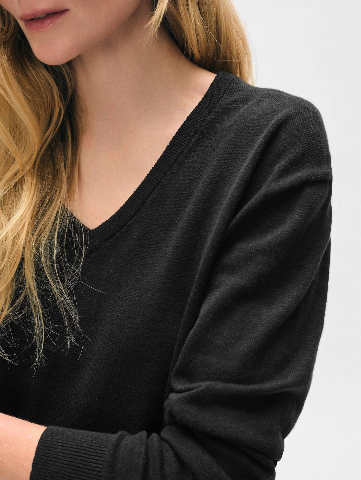 White + Warren - Organic Cotton Blend Rib Trim V-neck