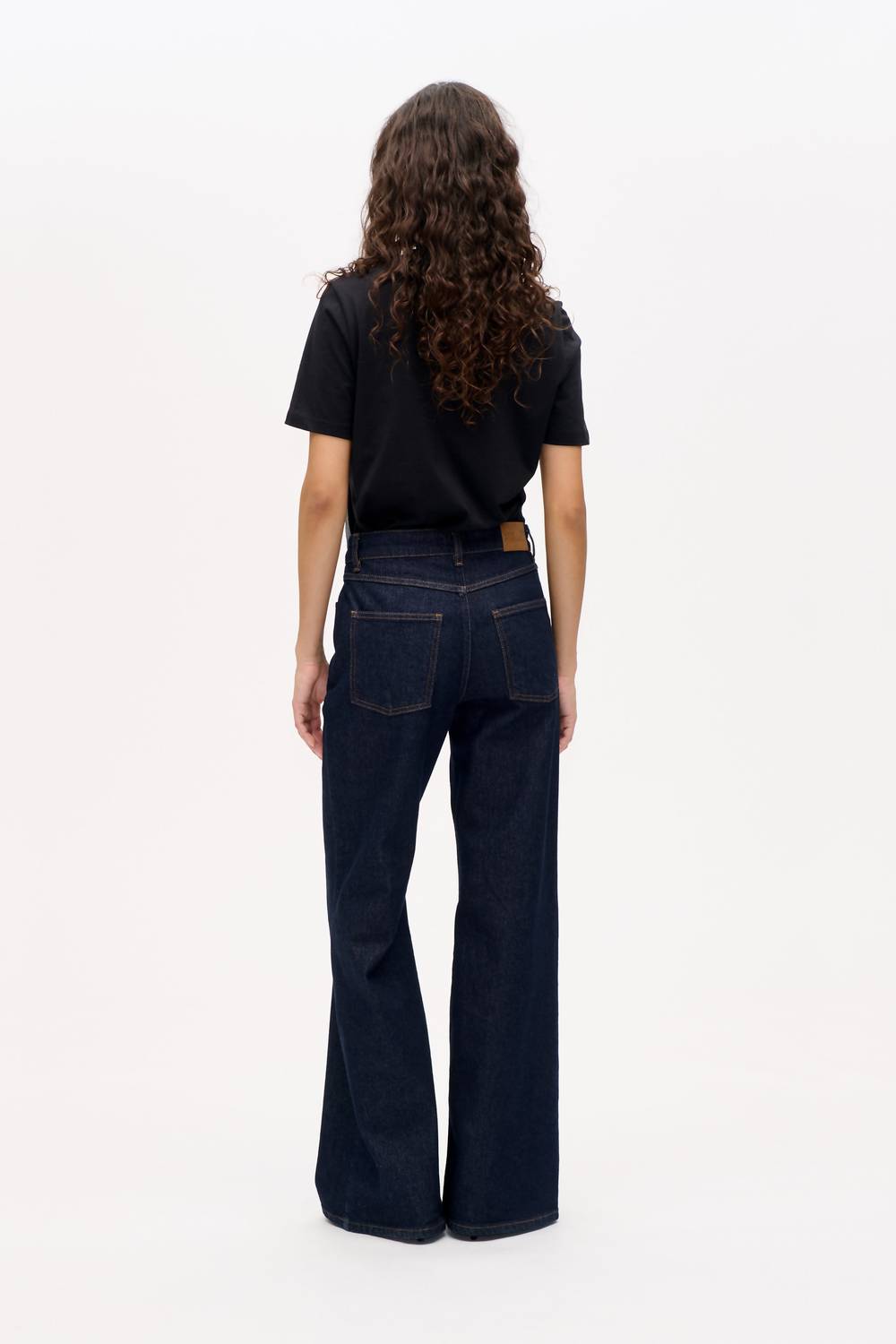 BAUM UND PFERDGARTEN Nilea Wide Flared Leg Jeans in indigo - women's jeans - detail view