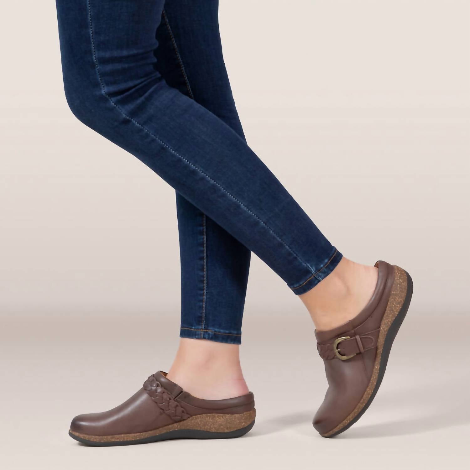 Aetrex - Women's Libby Comfort Clog - brown - clogs - leather