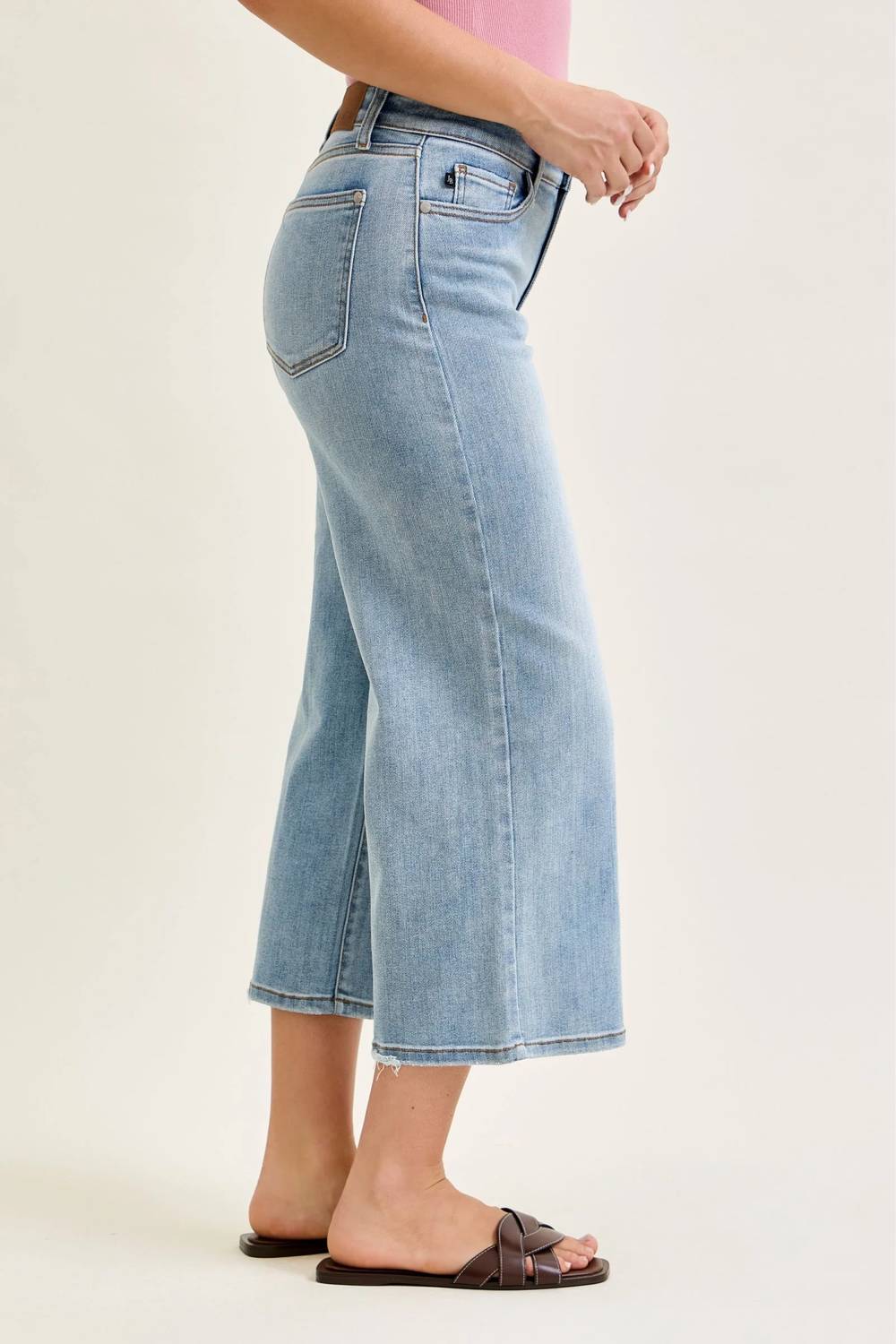 Judy Blue - Mid Rise Wide Crop Jeans