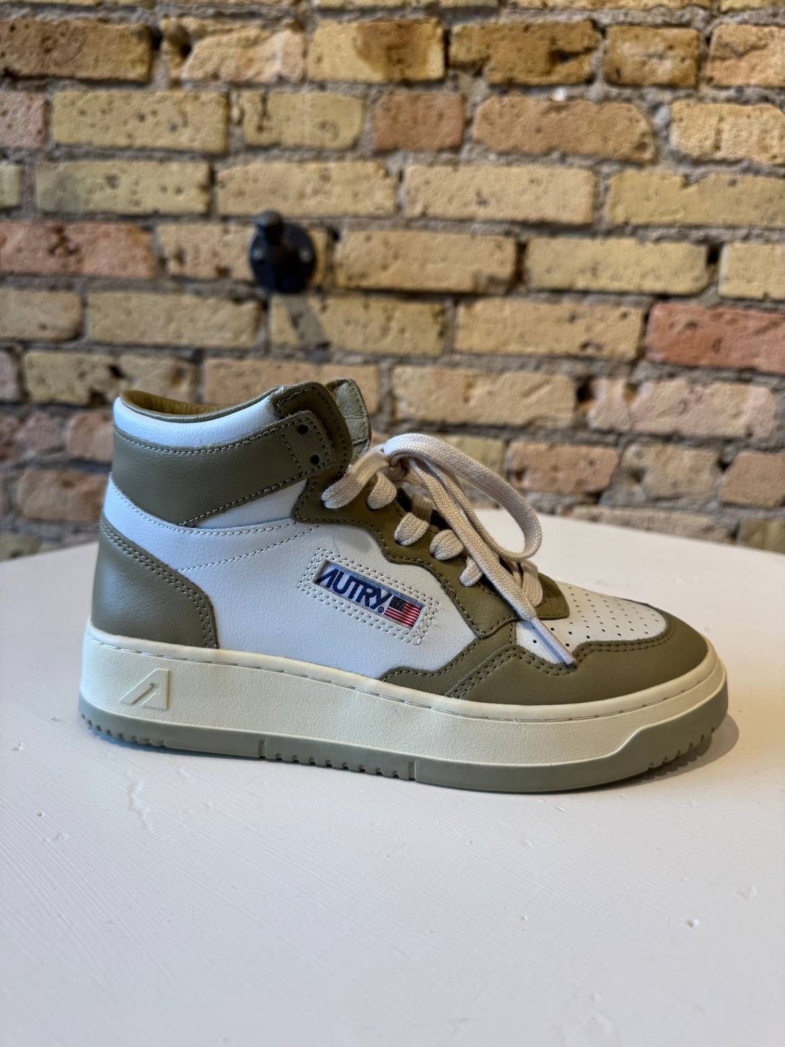 Autry - Women's Medalist Mid Sneaker