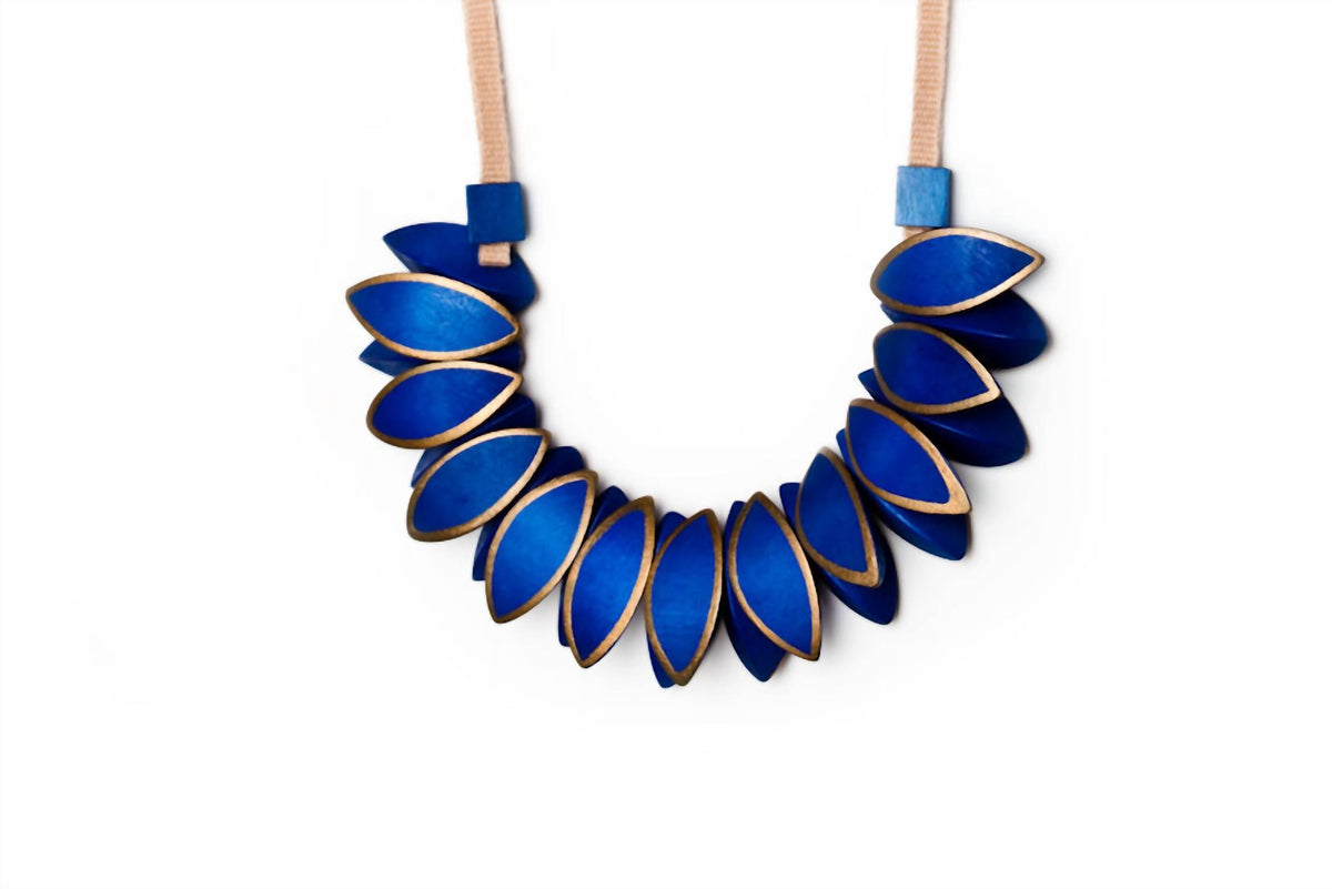 Avenue Chic - Women's Leaf Wood Necklace