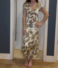 Mod Ref - Flattering Floral Midi Dress