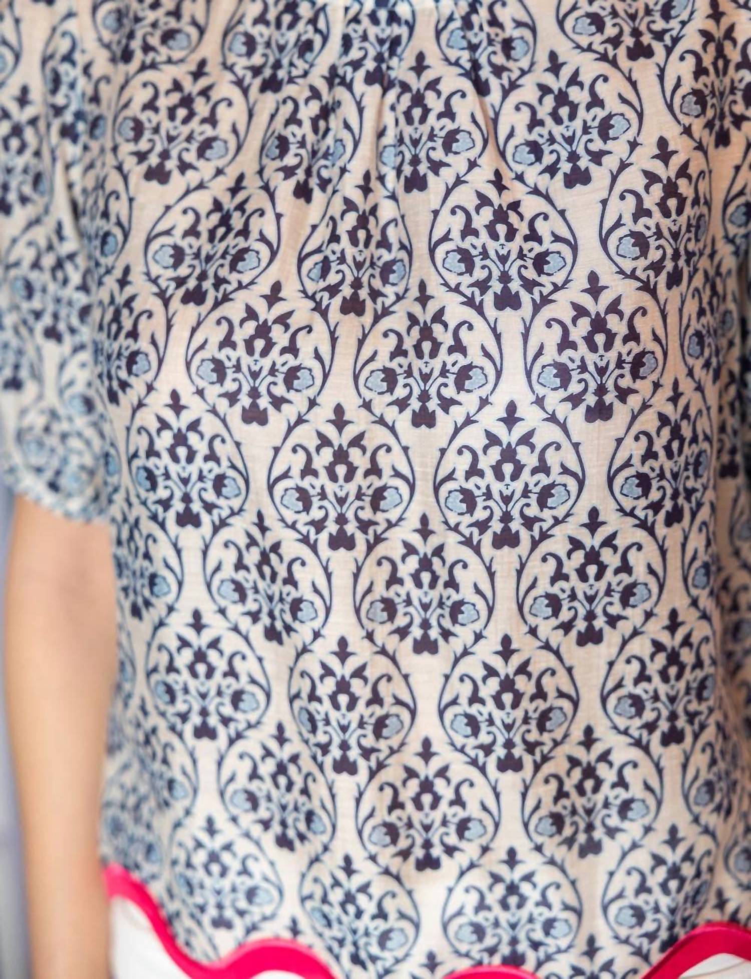 Voy - Wavy Contrast Hemline Short Sleeve Printed Top