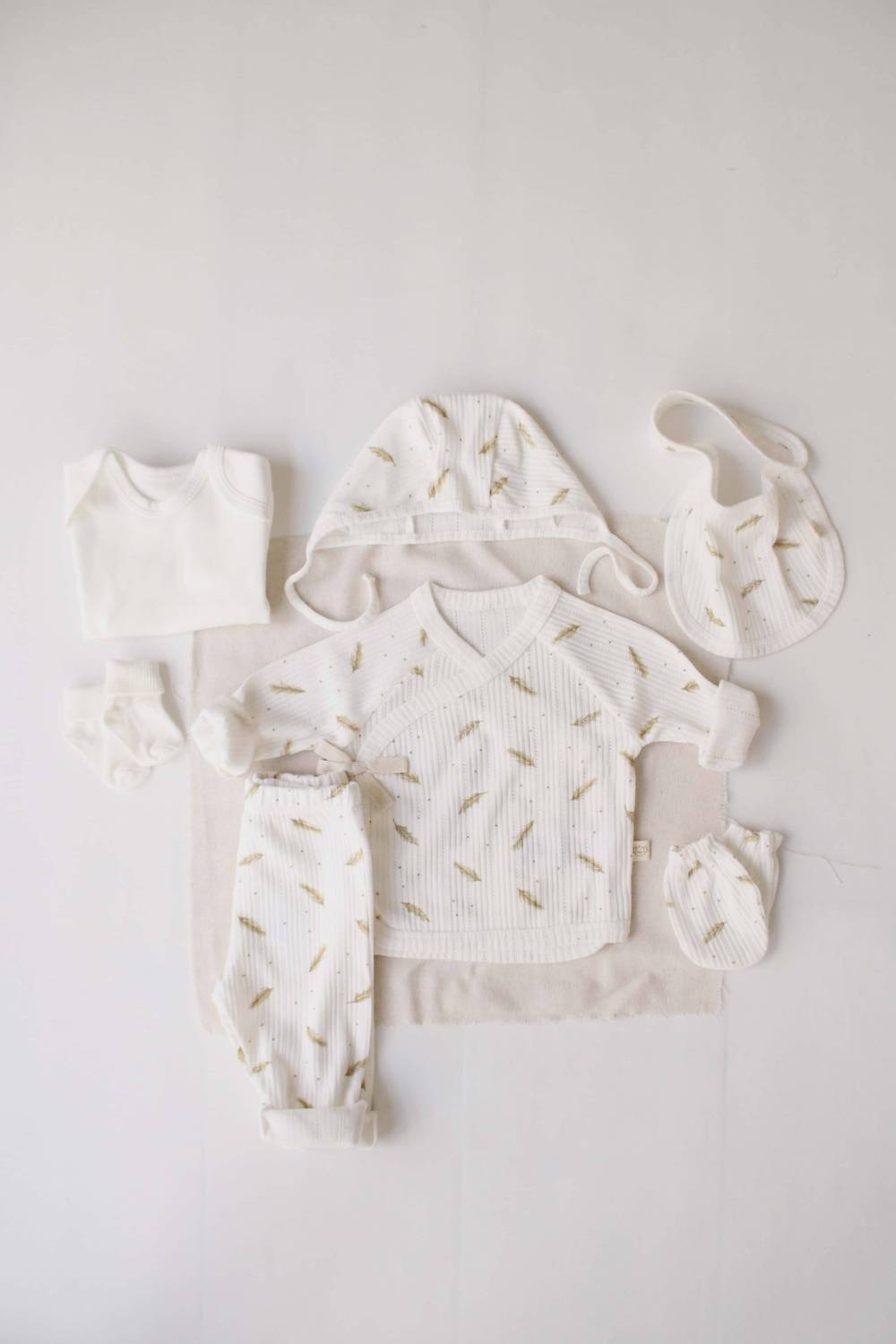Honey And Hive - Ribbed Wheat Patterned 7 Piece Newborn Set