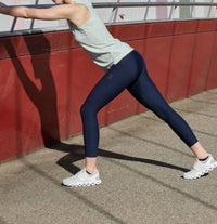 On Active Running Tights in navy - women's pants - detail view