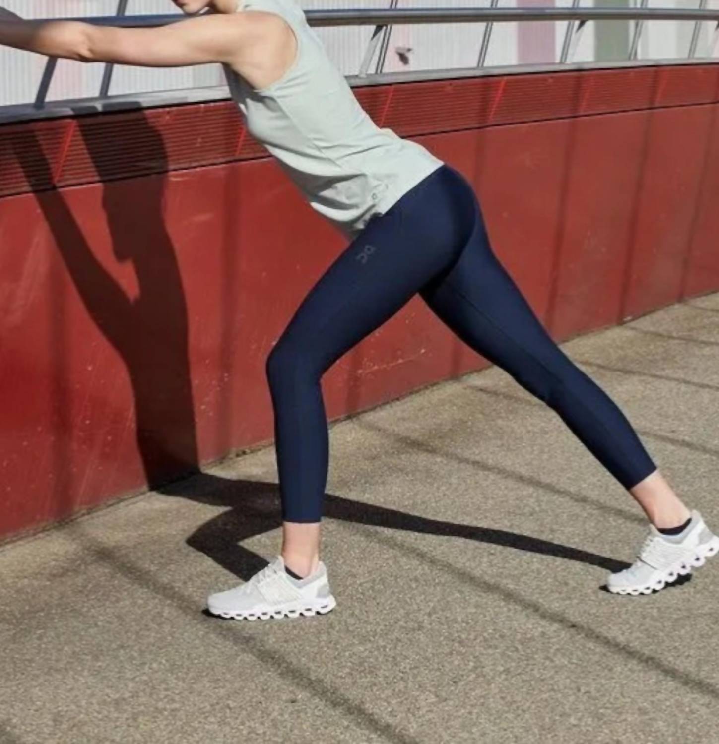On Active Running Tights in navy - women's pants - detail view
