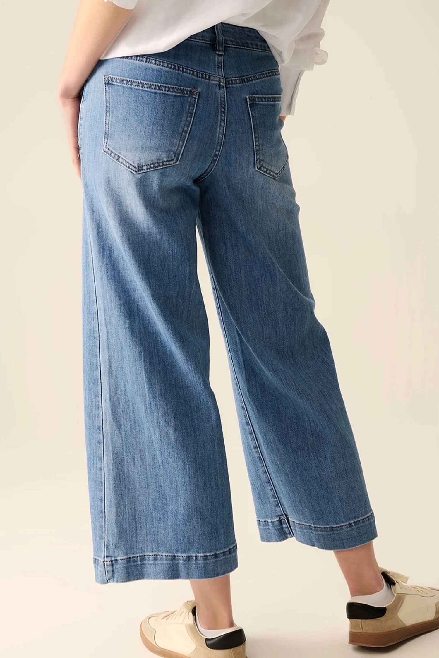Q2 - Straight Leg Jeans With Front Pocket