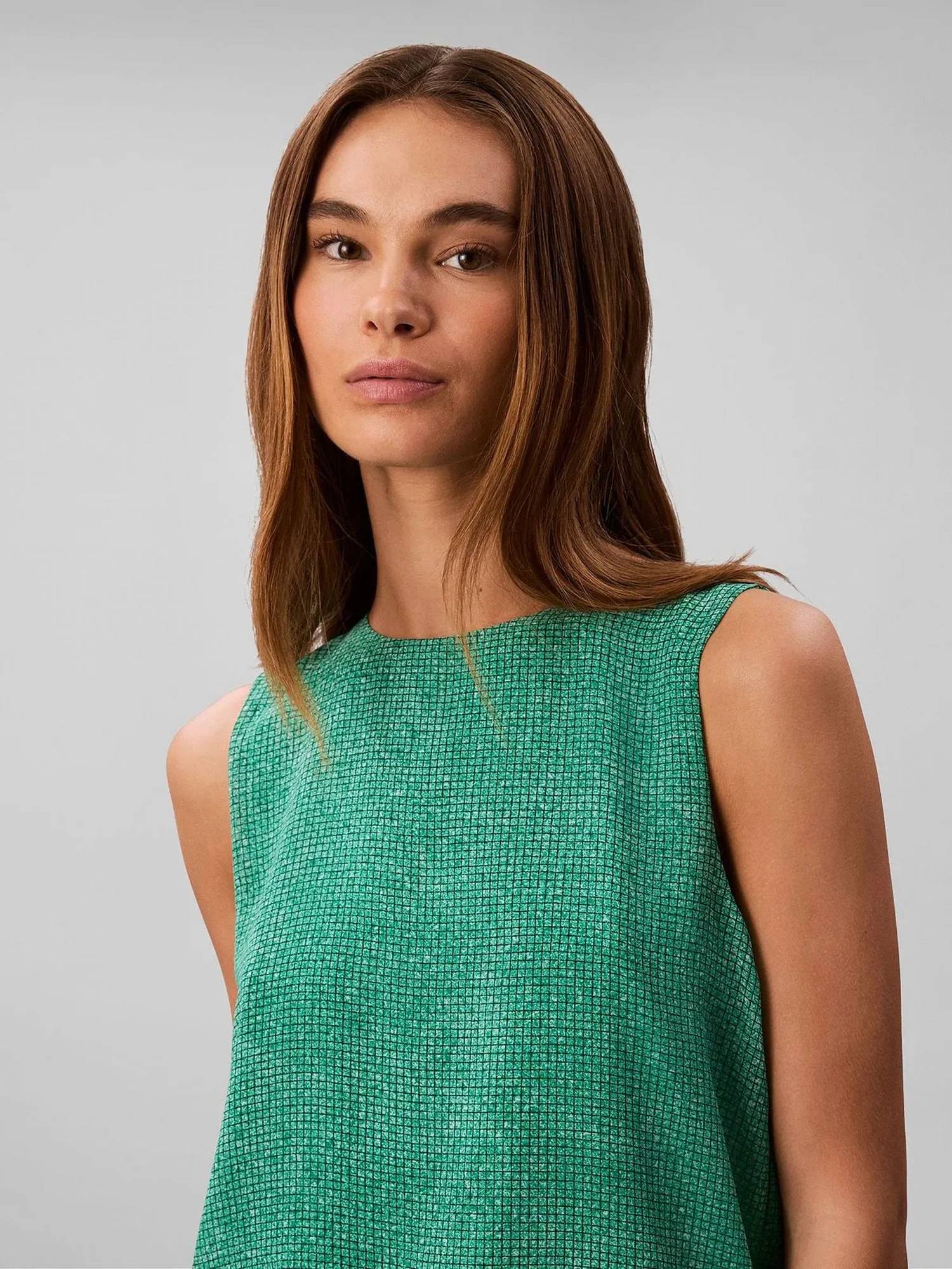 Calvin Klein - Sleeveless Round Neck Back Button Shell Top