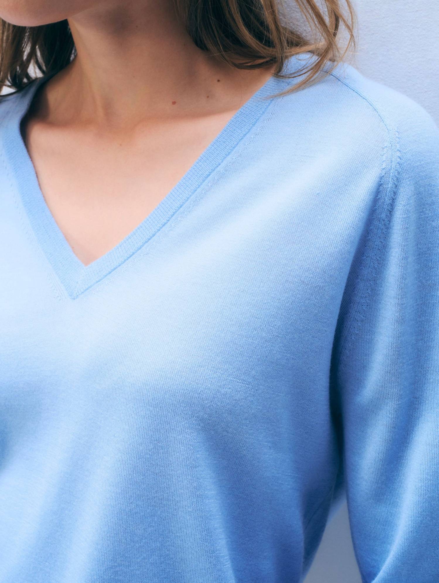 White + Warren - Superfine Merino Wool V Neck Sweater