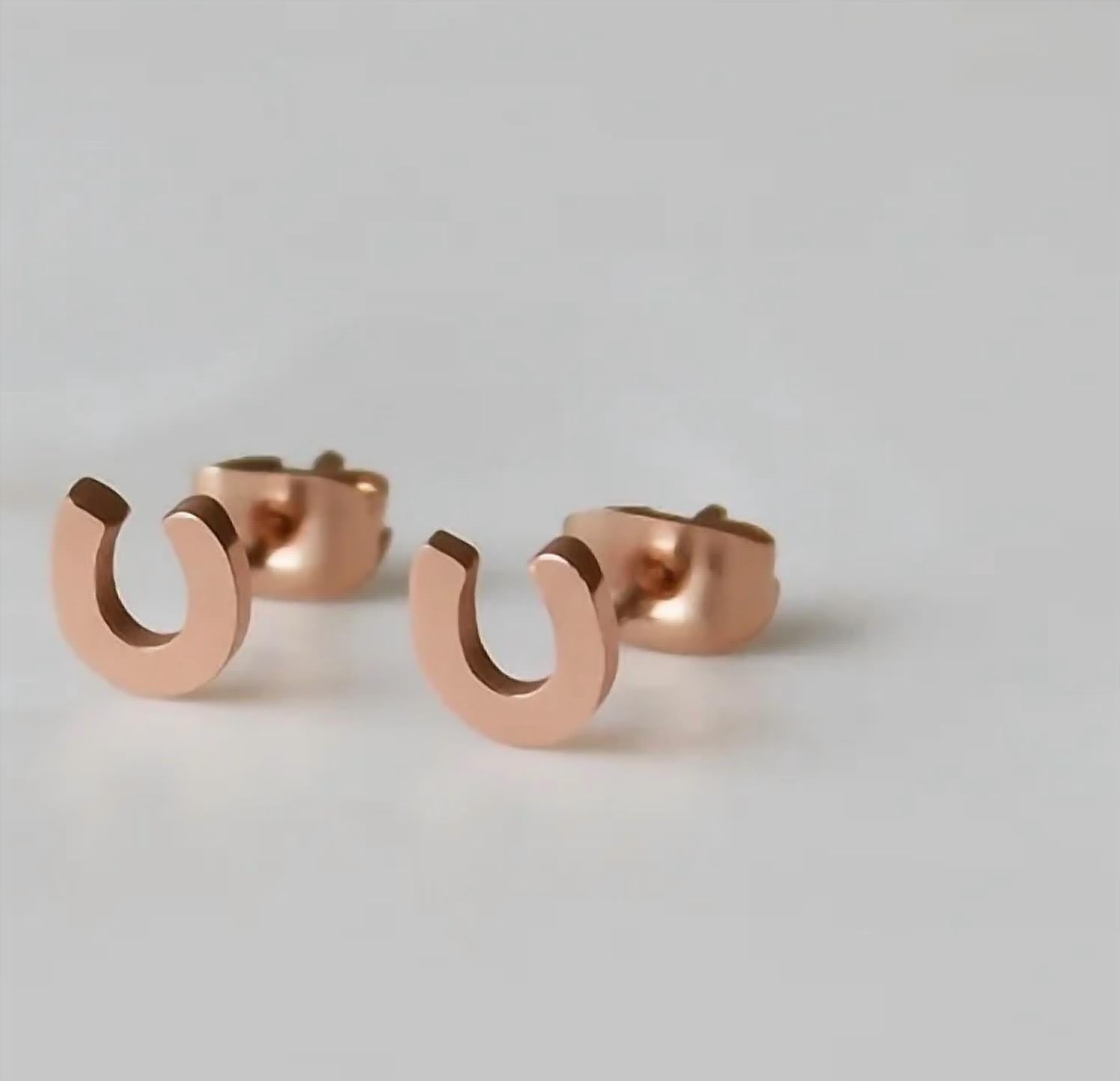 Maive - Women's Horseshoe Studs