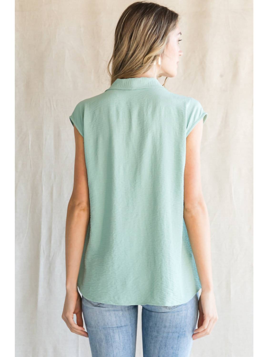 Entro - V-neck Sleeveless Top