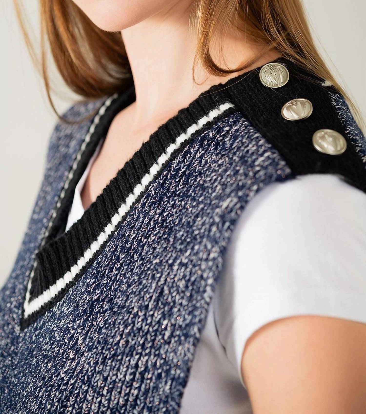 Q2 - V-neck Knitted Vest With Open Side