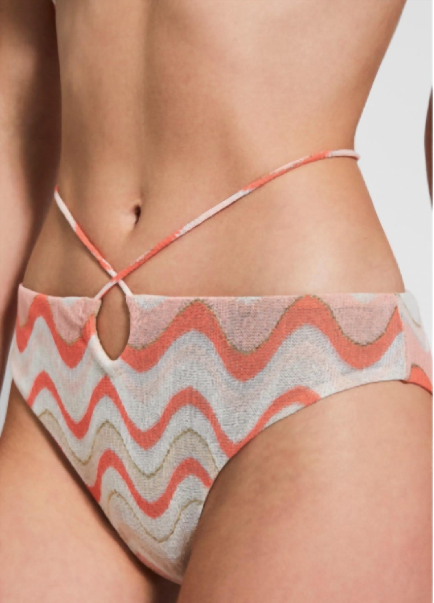 Wavy Cross Bottom
