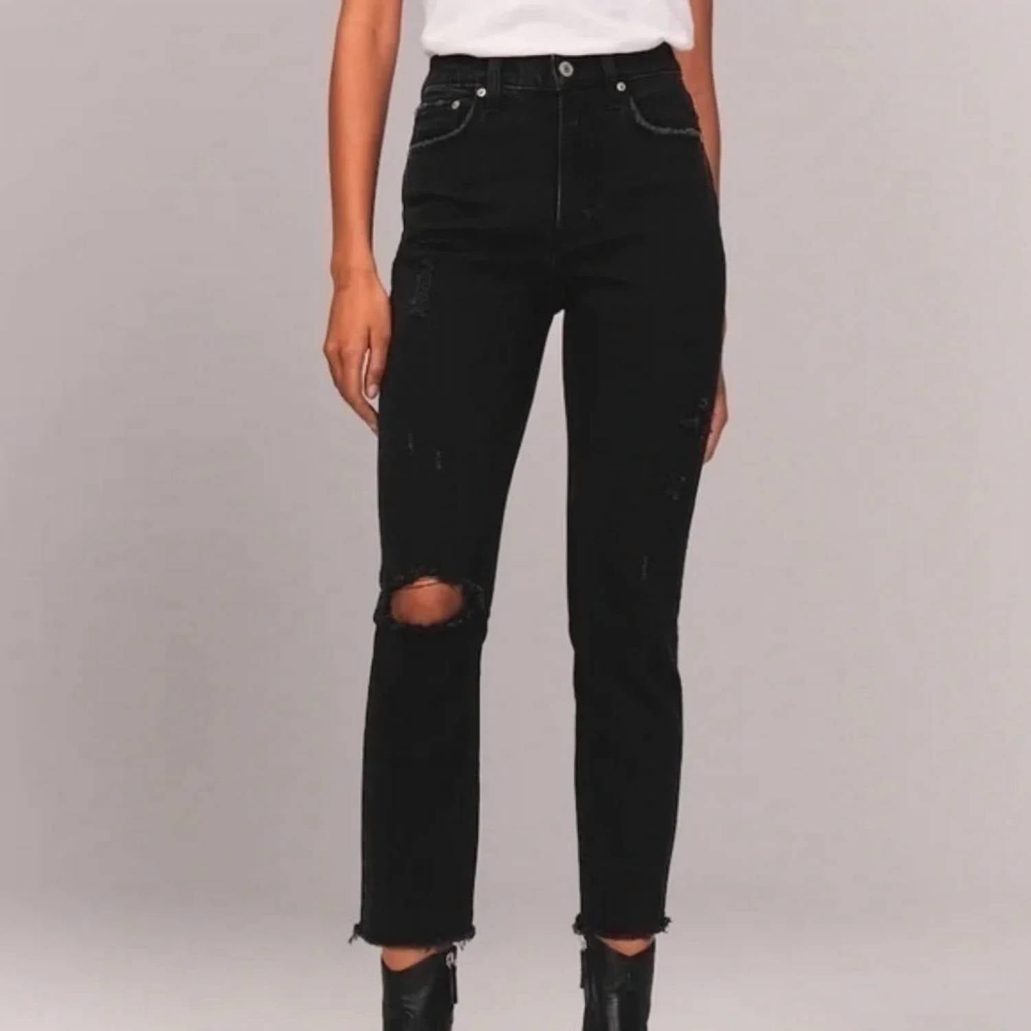Abercrombie & Fitch - High Rise Mom Jeans