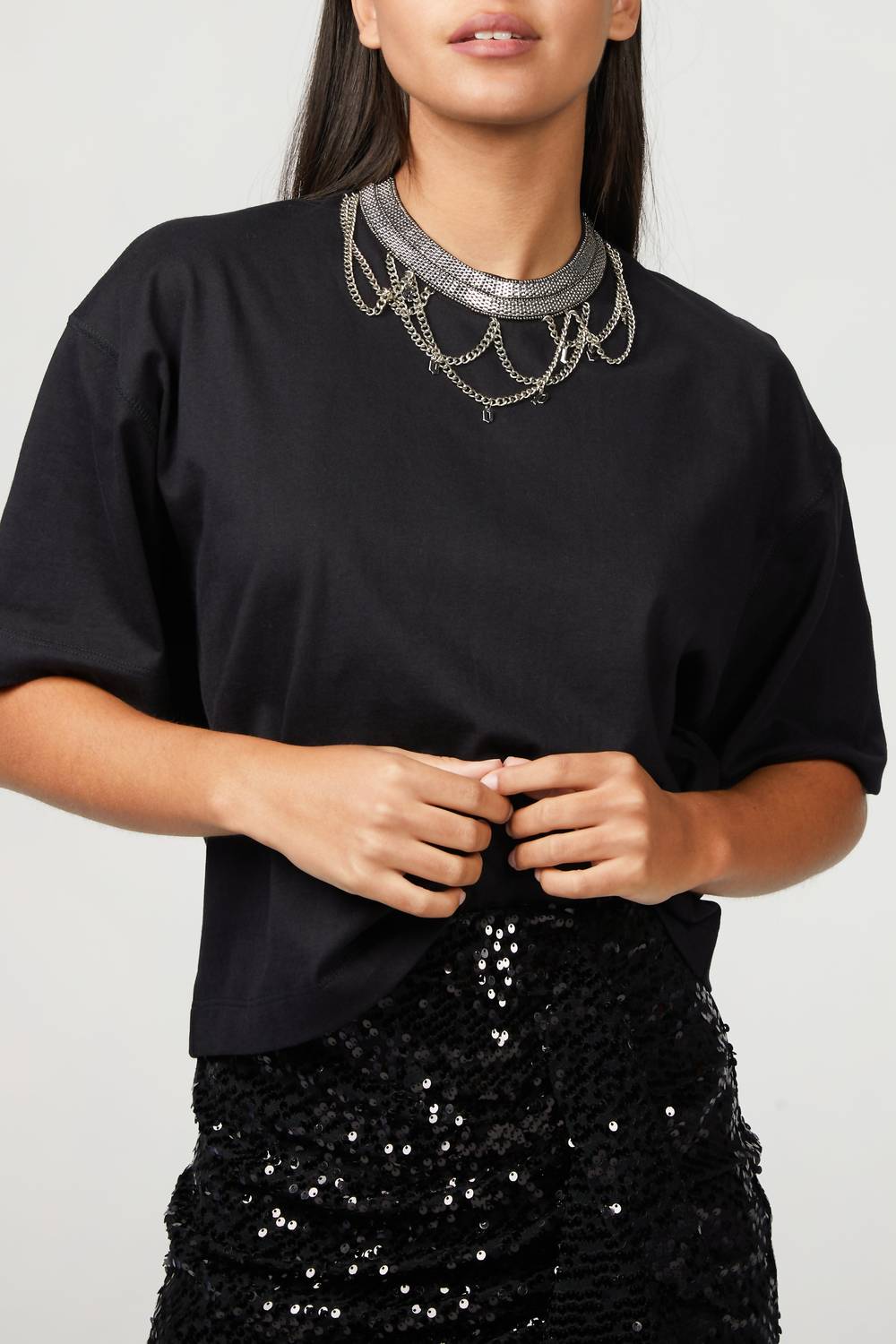 TEE SHIRT WITH CHAIN COLLAR