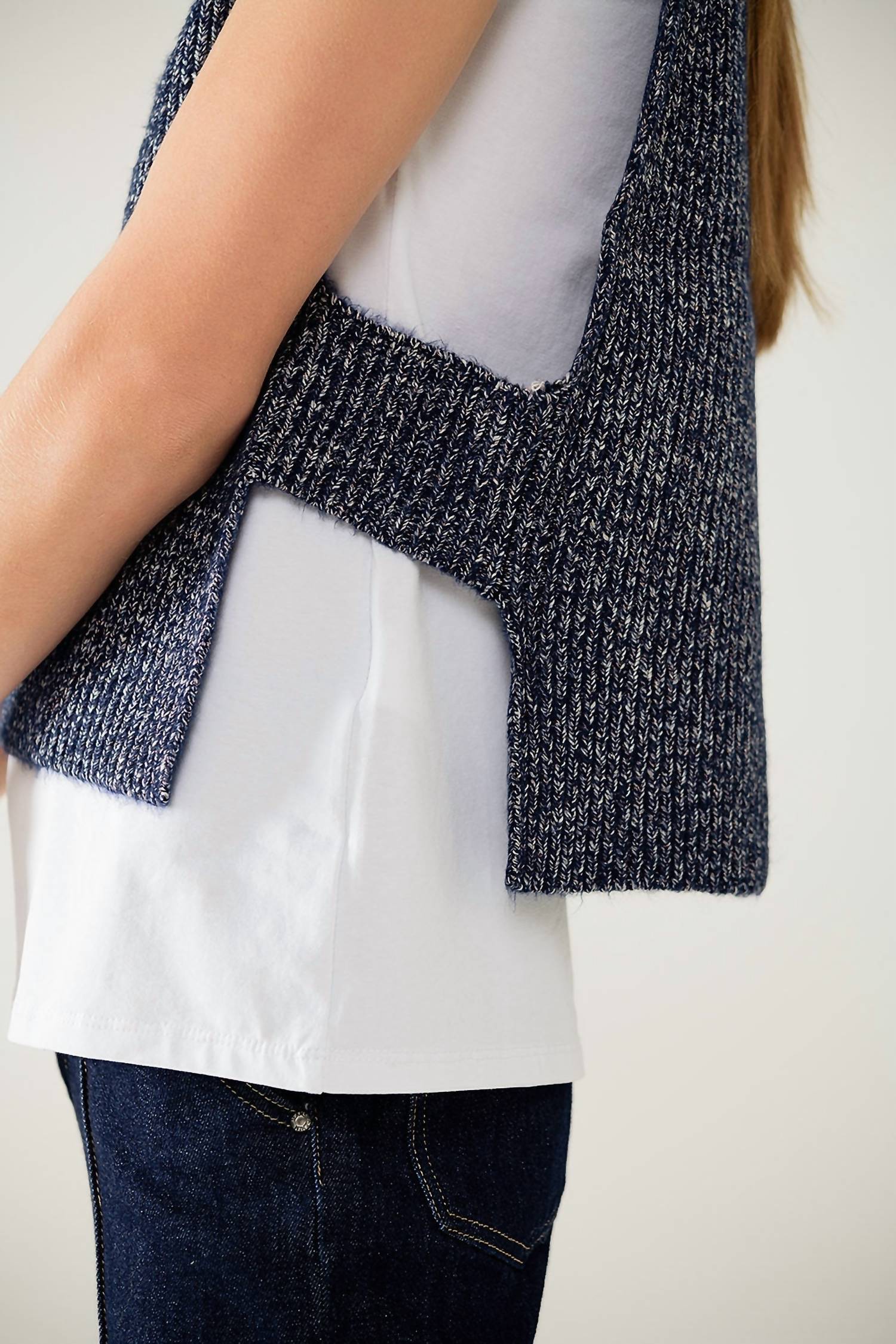 Q2 - V-neck Knitted Vest With Open Side