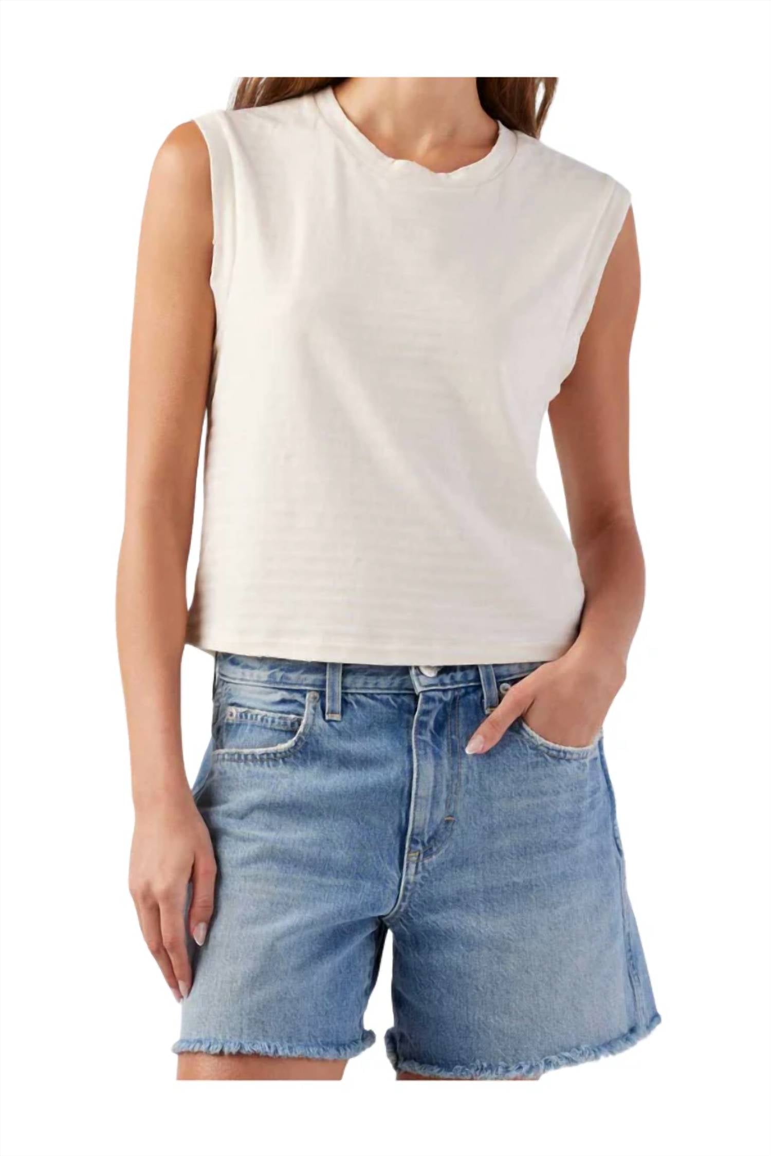 Amo - SLEEVELESS BABE TEE