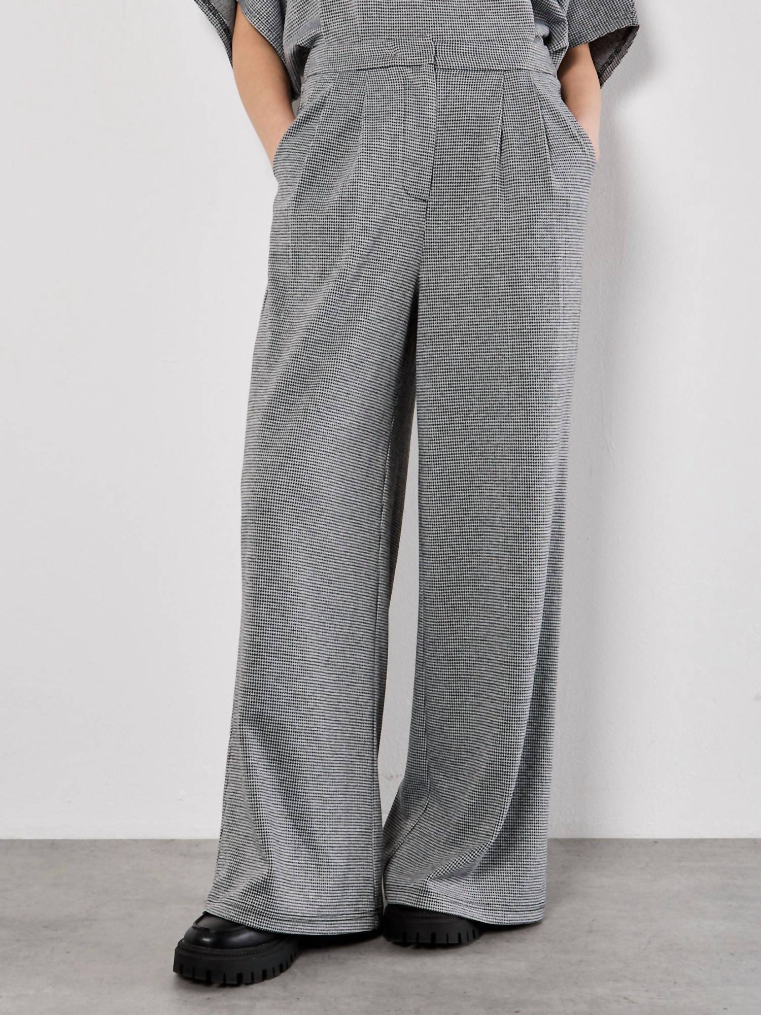 APRICOT Wide Leg Houndstooth Tailored Trousers in black white - women's pants