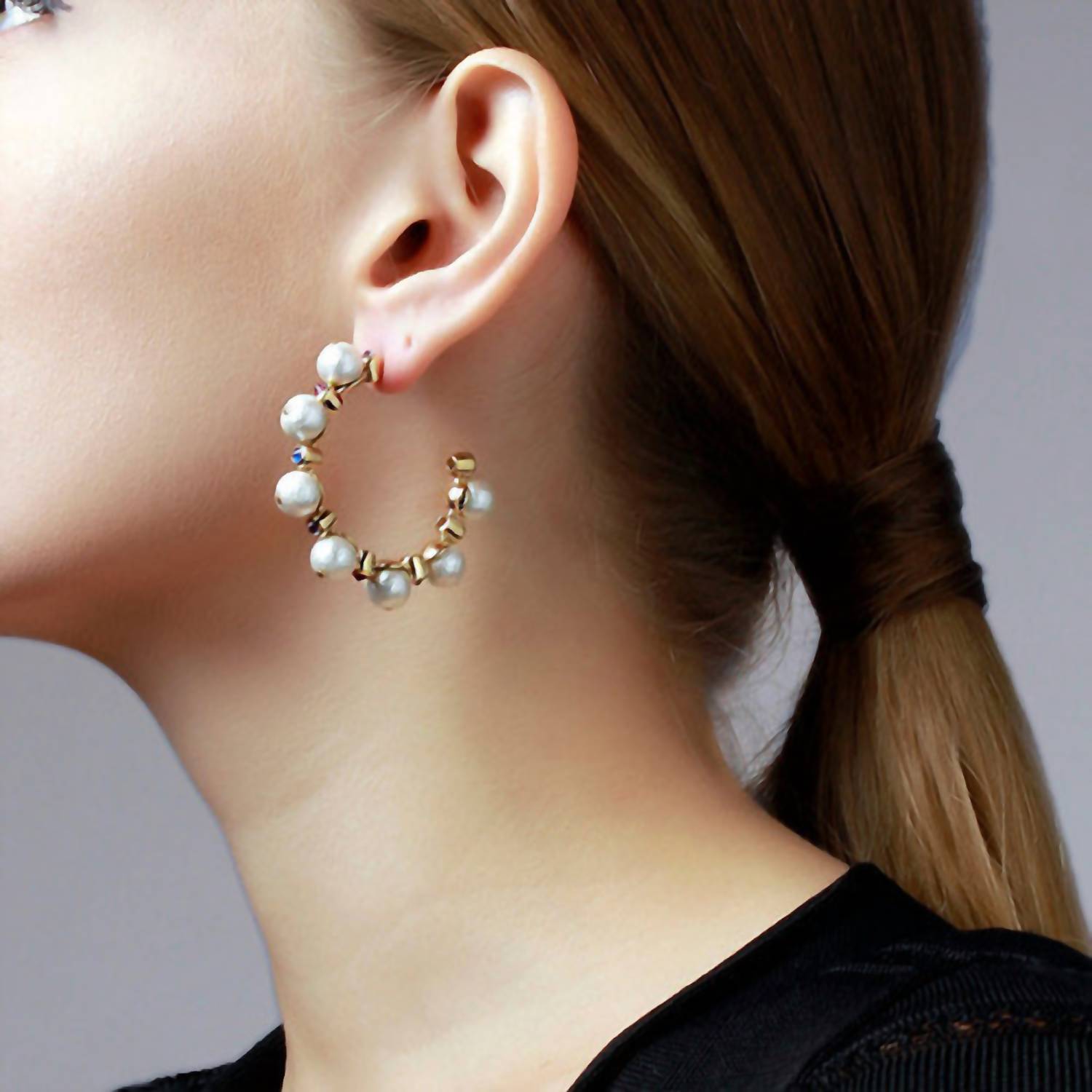 Avenue Chic - Women's Temple Muse Pearl Hoop Earrings