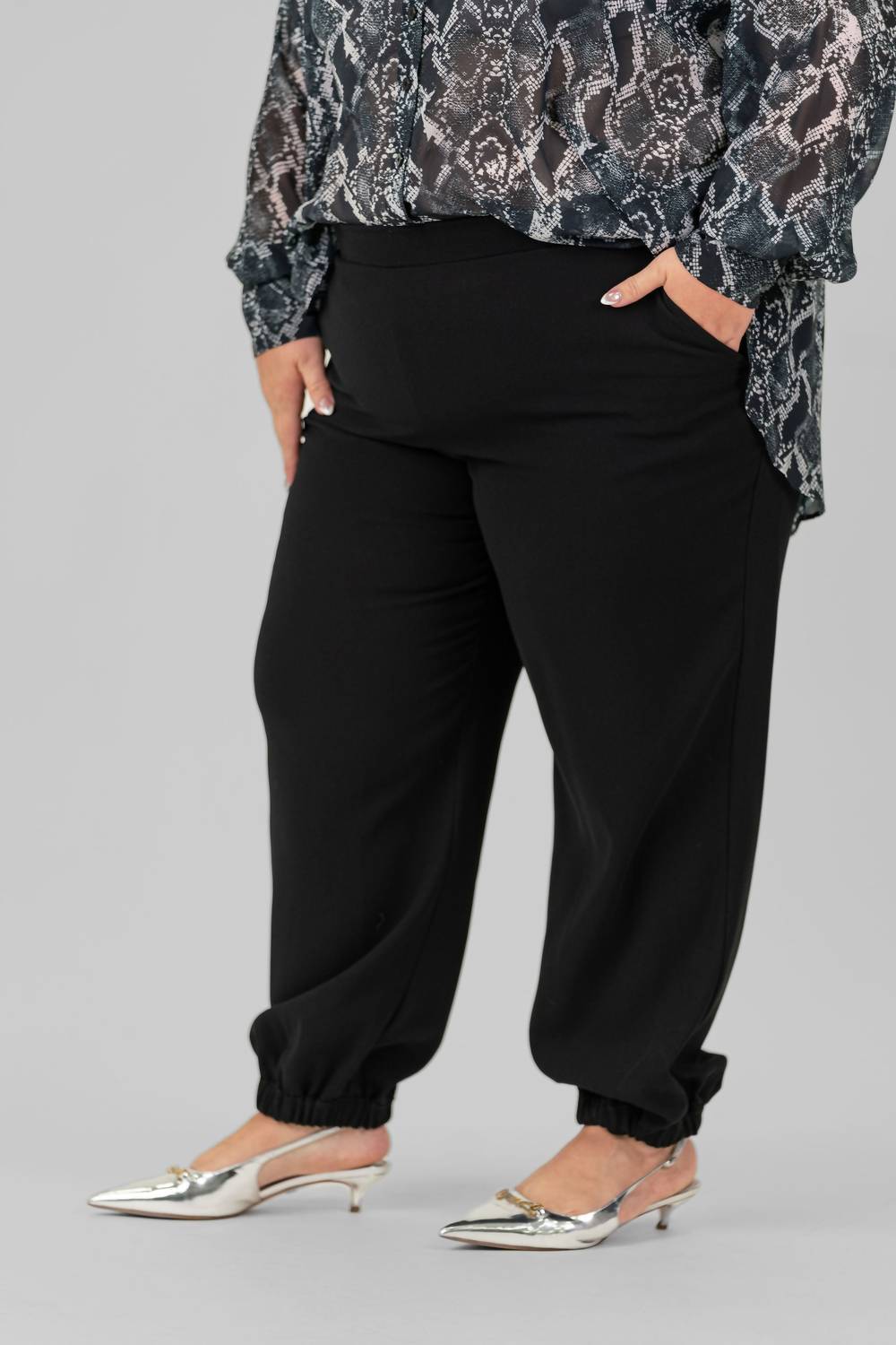 Karen Kane - Crepe Relaxed Ankle Pants - Plus