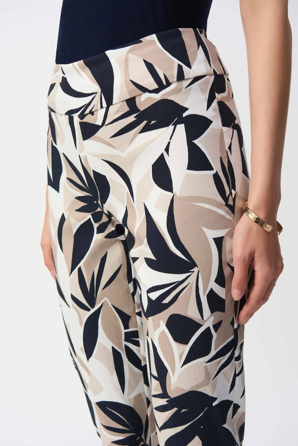 Joseph Ribkoff - Tropical Print Slim Cropped Pants