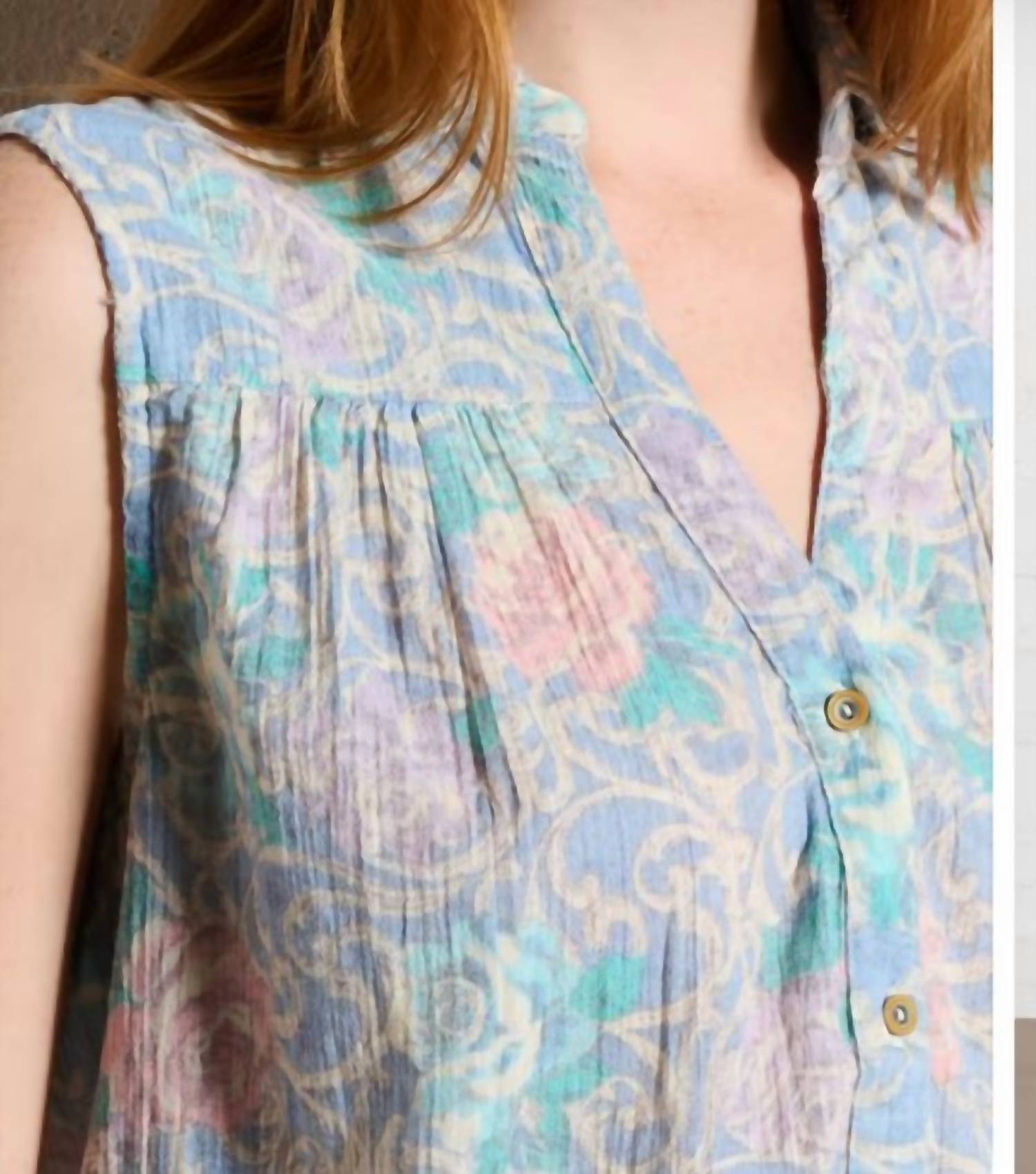 Maison Hotel - Sleeveless V-neck Shirt
