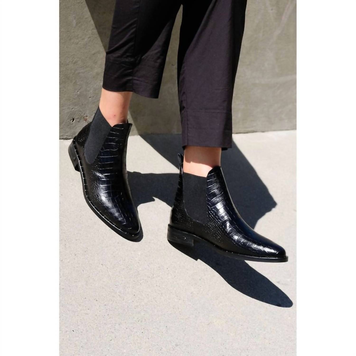 Freda Salvador - Women's Sleek Chelsea Ankle Boot