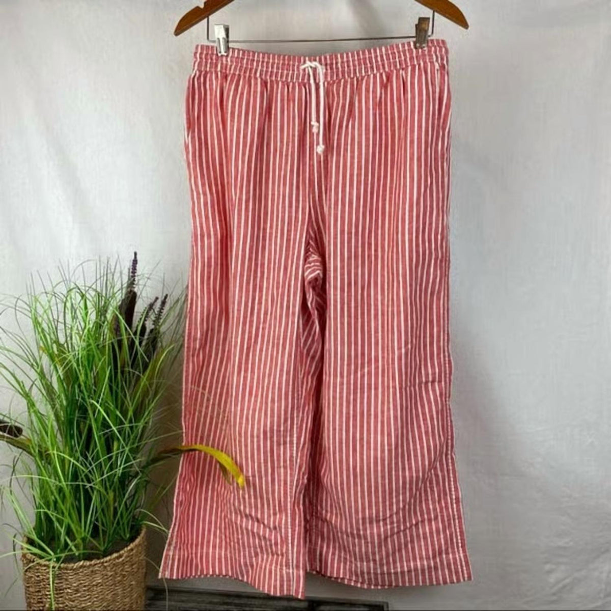 Beachlunchlounge - Margo Linen Blend Striped Capri Pants