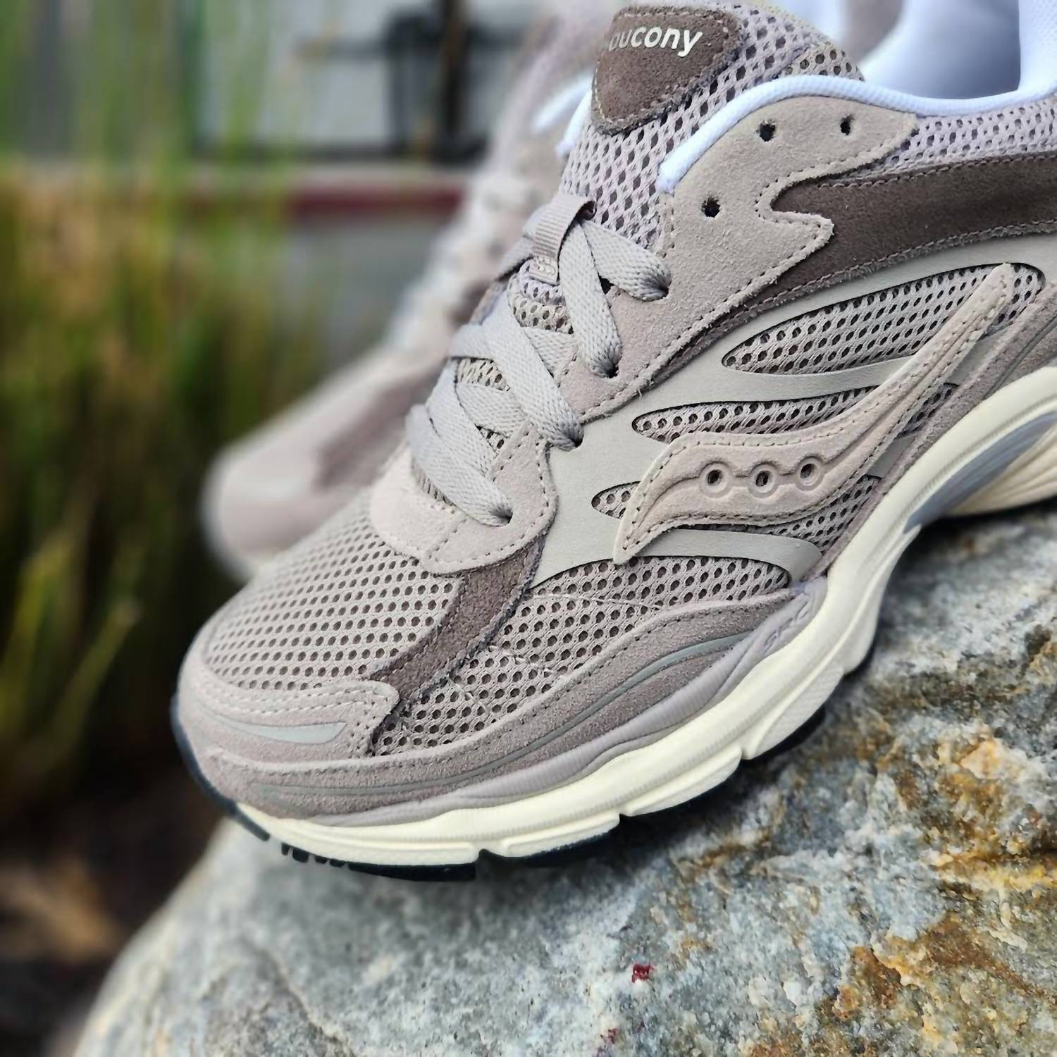 SAUCONY Men's Progrid Omni 9 Shoe in premium grey - men's sneaker - alternate view