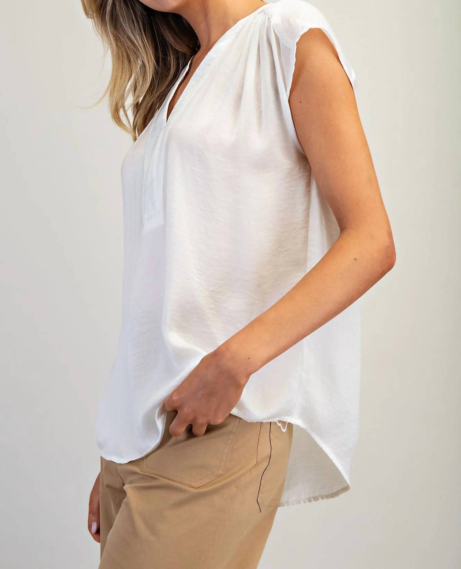 Ee:Some - Solid V-neck Cap Sleeve Top