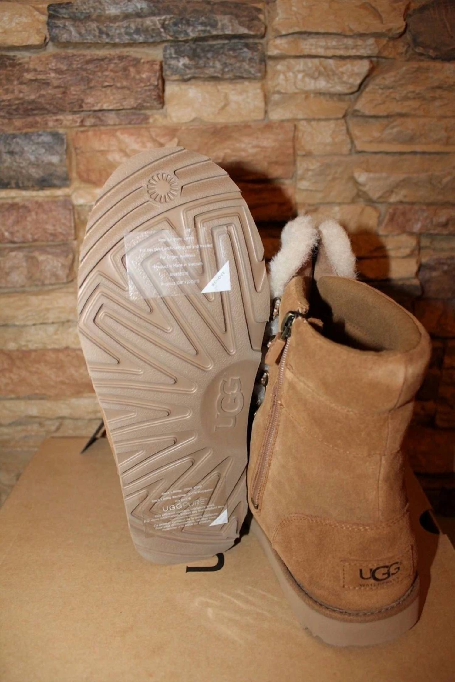 Ugg - Girl's Viki Waterproof Boots