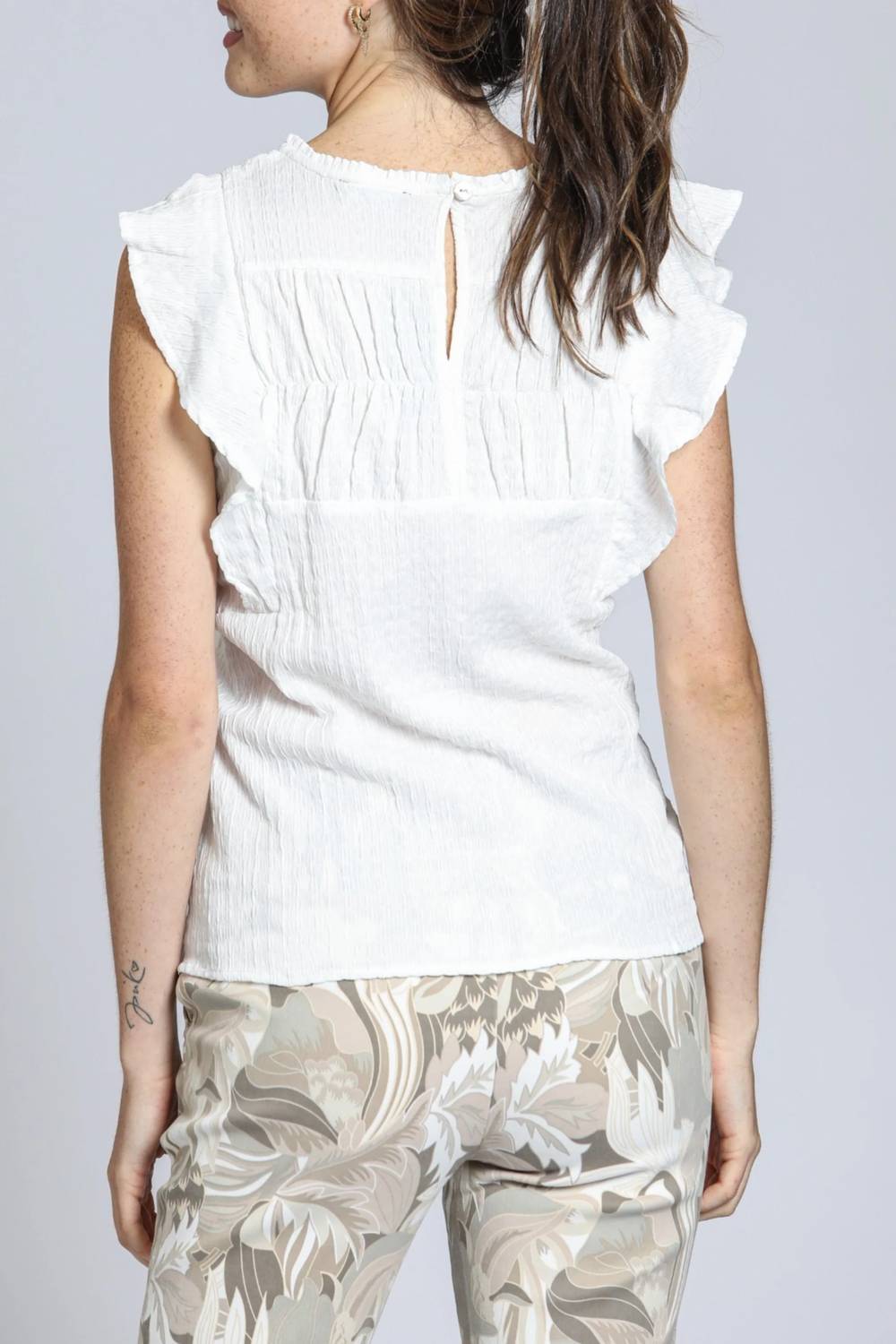 Apny - Crinkled Flutter Sleeve Top