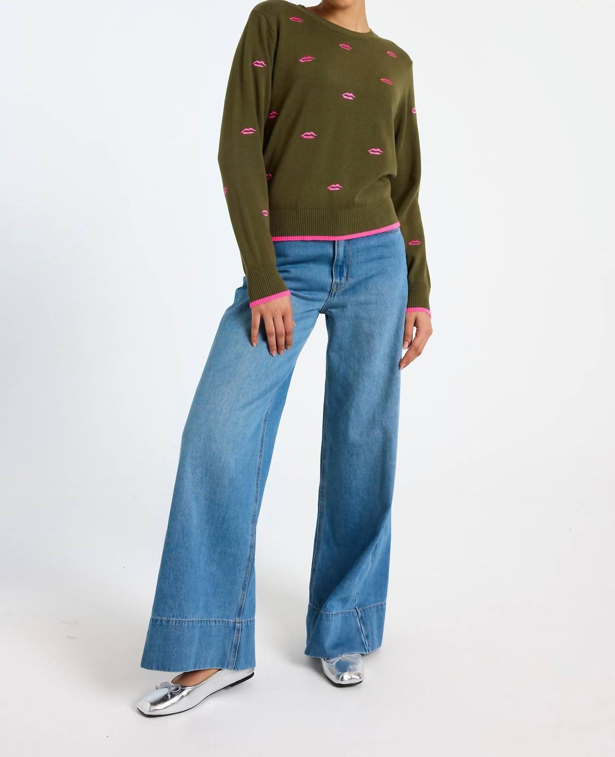 Brodie Cashmere Leila Embroidered Lips Crew Top in khaki pink - women's sweater