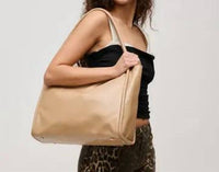 Urban Expressions - Women's Dolly Tote Bag