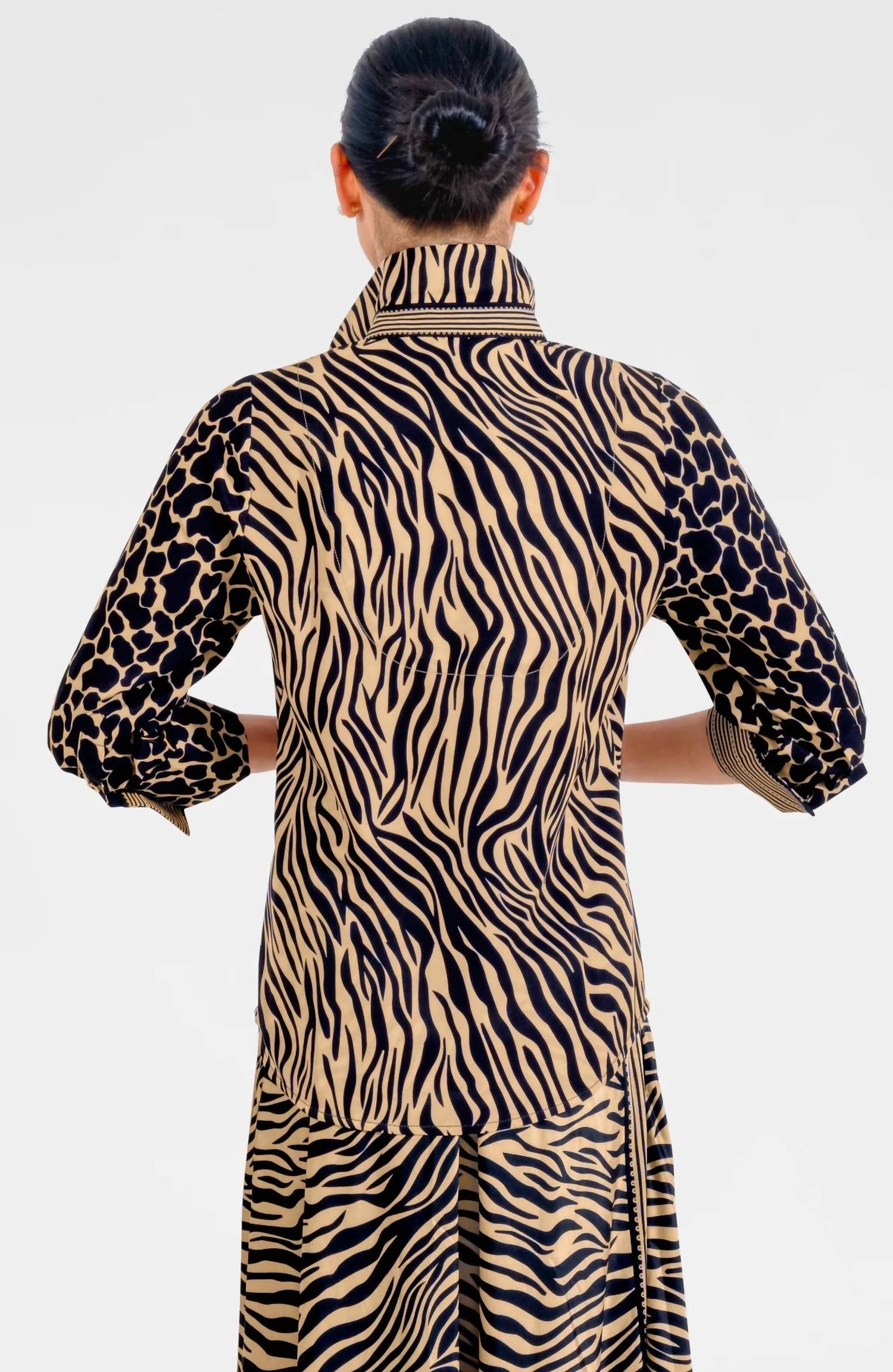 GRETCHEN SCOTT Animal Instincts Boyfriend Shirt in zebra khaki - women's blouse - detail view