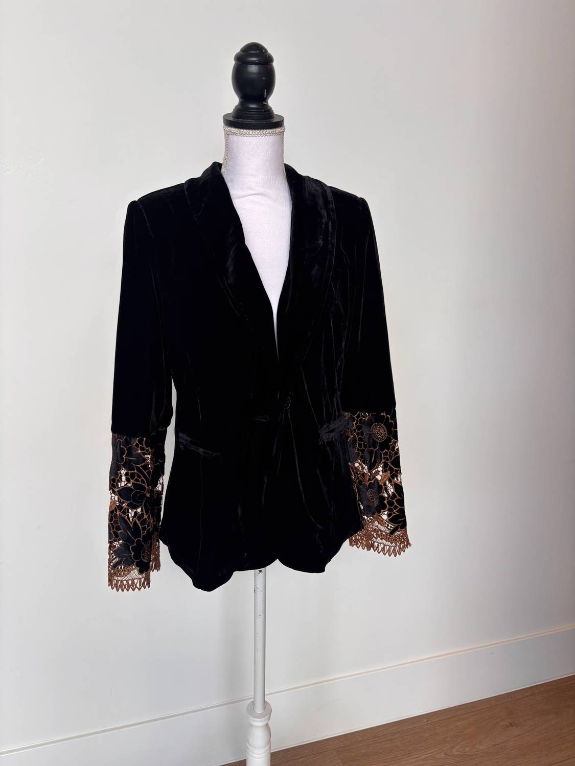 Paparazzi - Women's Velvet Blazer With Thread Cutwork