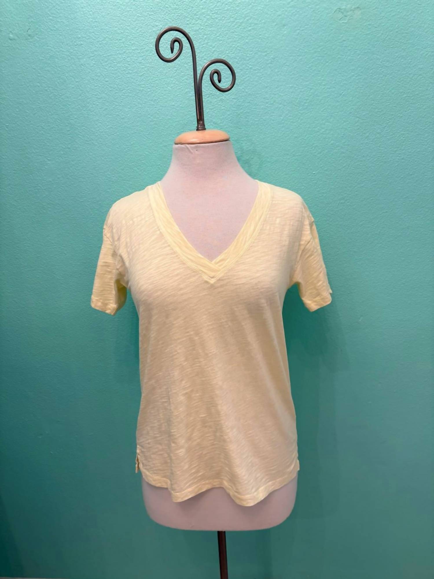 Mododoc - Women's Short Sleeve V-neck Boxy Tee