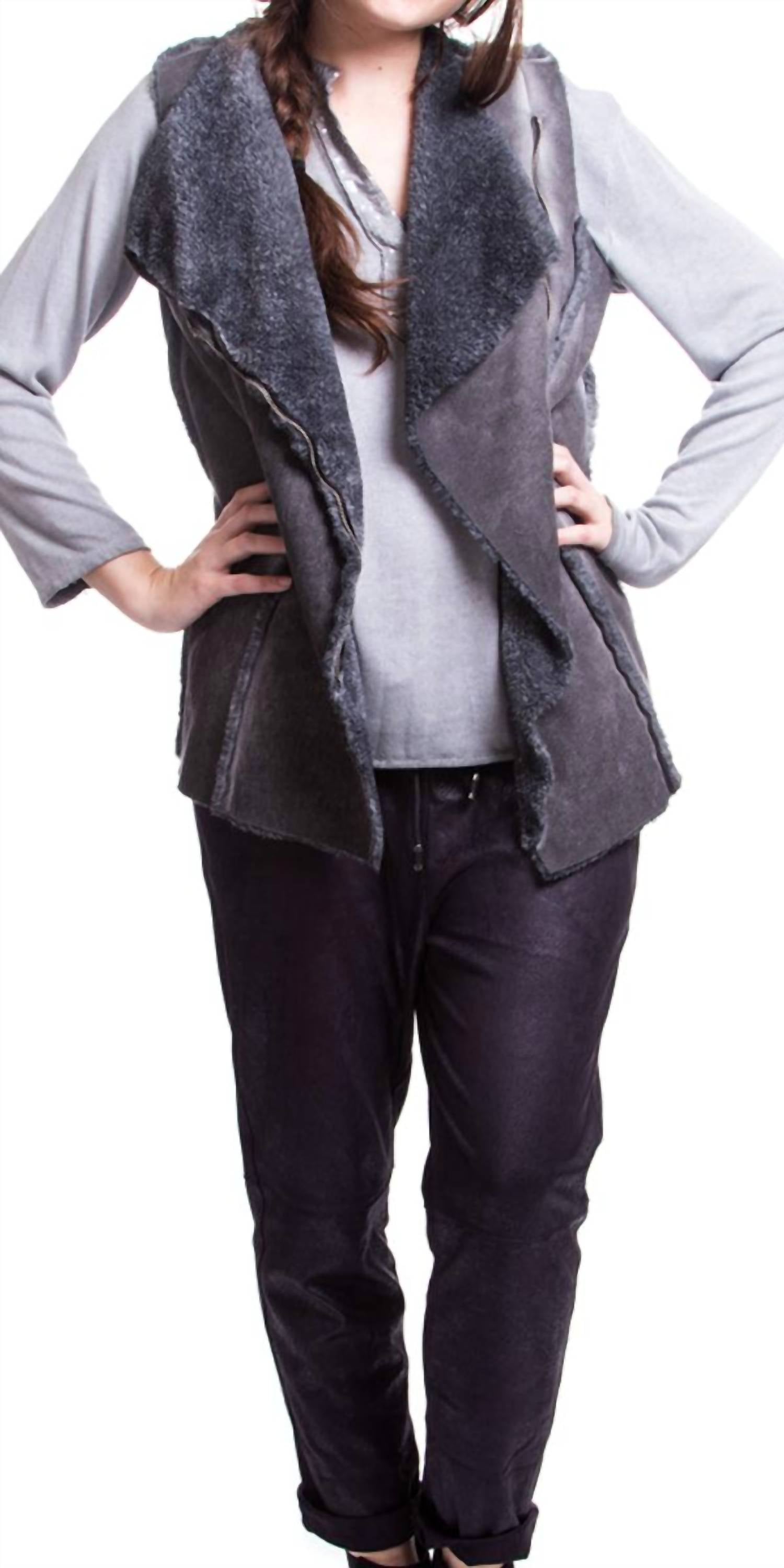Gigi Moda - Leneva Sleeveless Zip-up Jacket