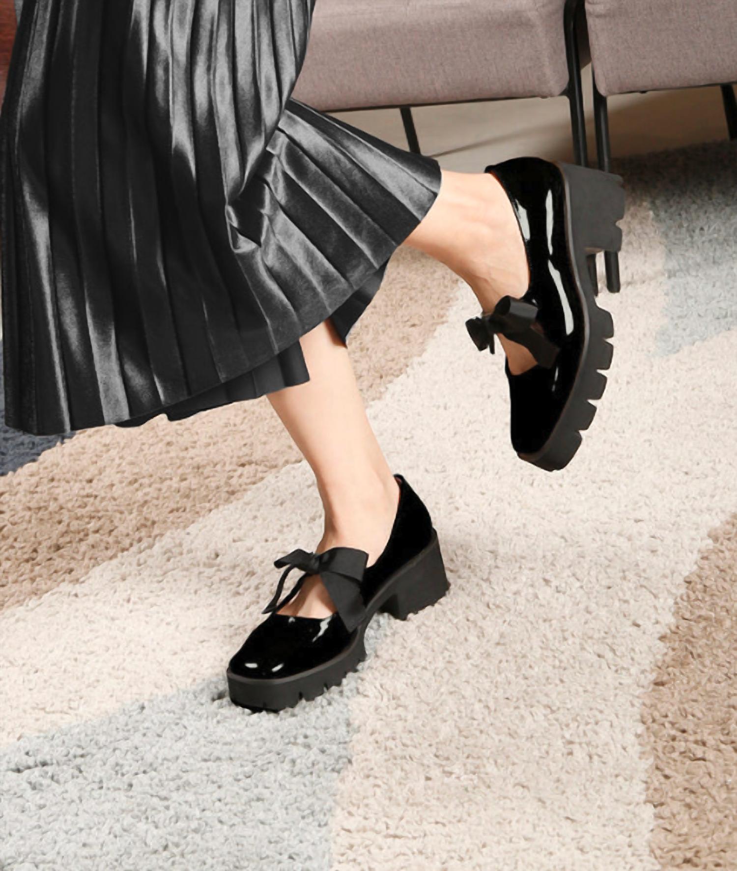 All Black - Women's Tap And Lugg Loafers