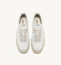 AUTRY Women's Medalist Low Sneaker in white leather and beige suede - women's sneaker - detail view